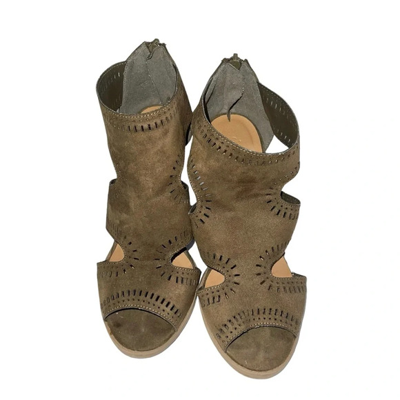 Charlotte Russe Darby Peep Toe Faux Suede Cutout Bootie Sz 7 - Picture 8 of 10